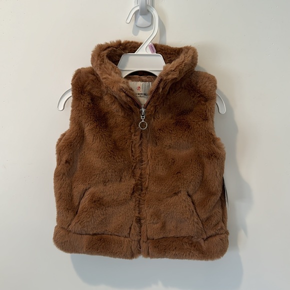 Urban Republic Kids' Colorblock Faux Fur Zip Vest. - Picture 3 of 9